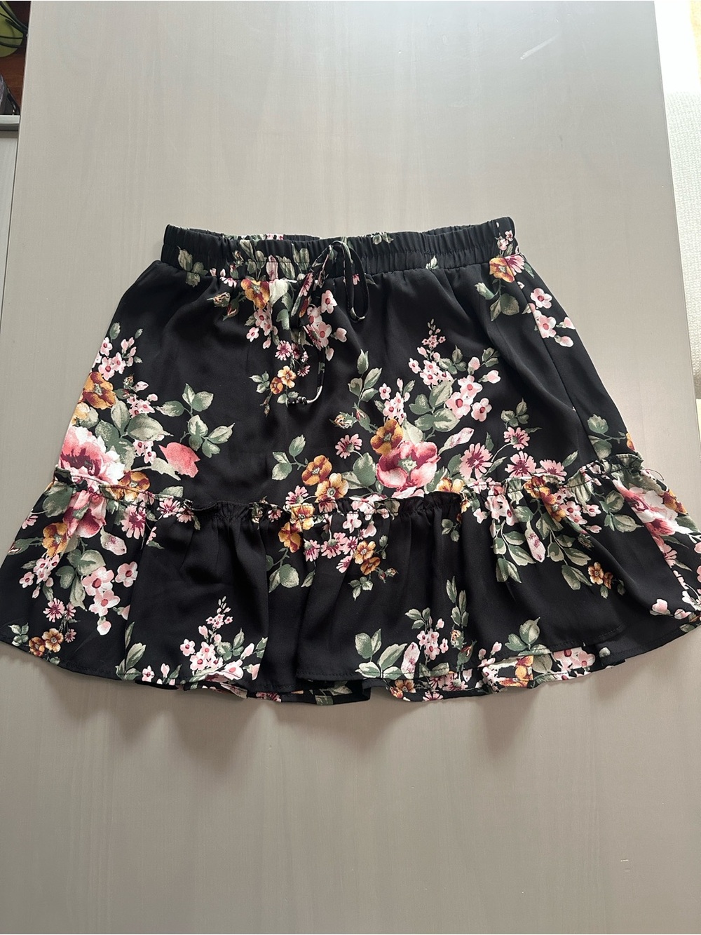 mi ami Black Floral Ruffle Mini Skirt